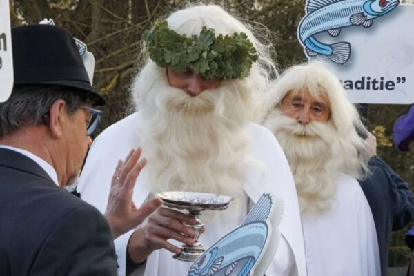 В Бельгии запретили пить вино с живой рыбой