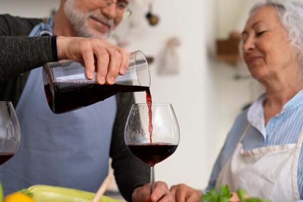 Флавоноиды в красном вине снижают смертность на 16% — исследование