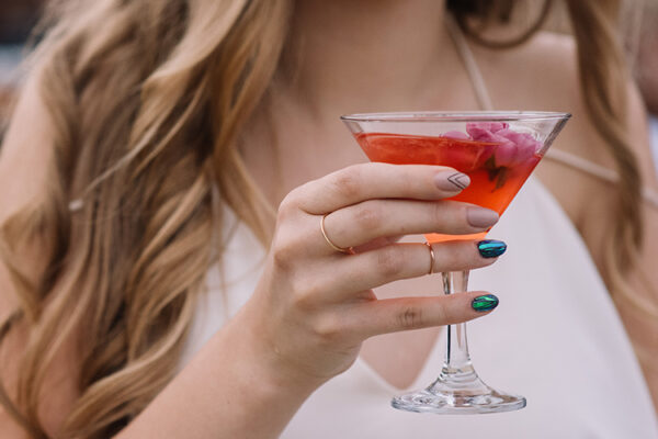 Россияне вынужденно перешли на коктейли – эксперт